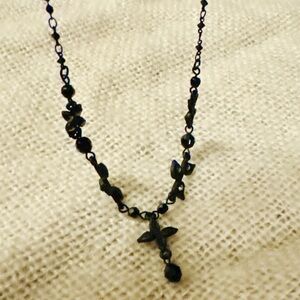 Black Vintage-Style Pendant Necklace – Gothic Floral Design